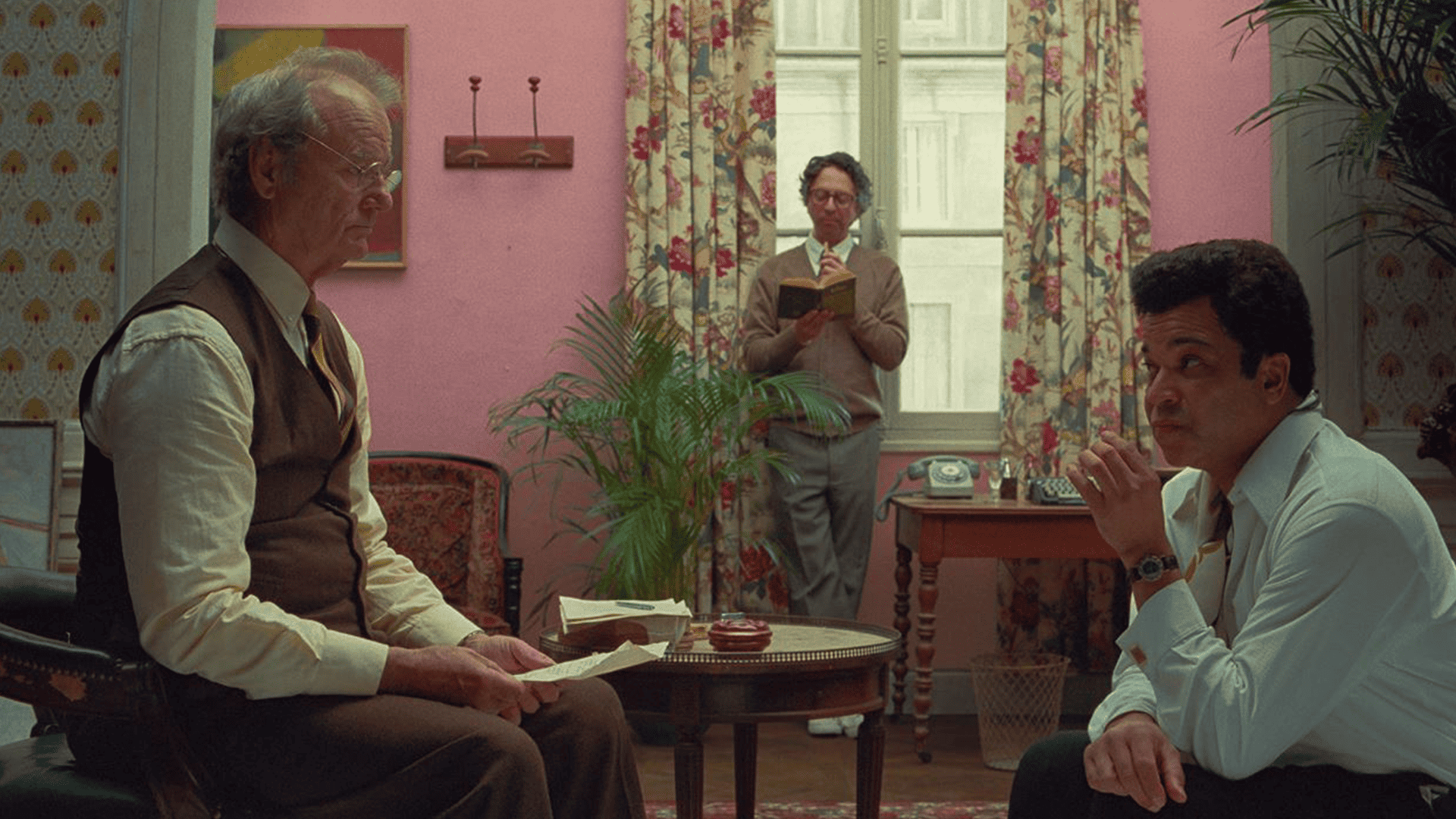 Bill Murray, Wallace Wolodarsky, and Jeffrey Wright in a room with a pink wall in this image from Indian Paintbrush